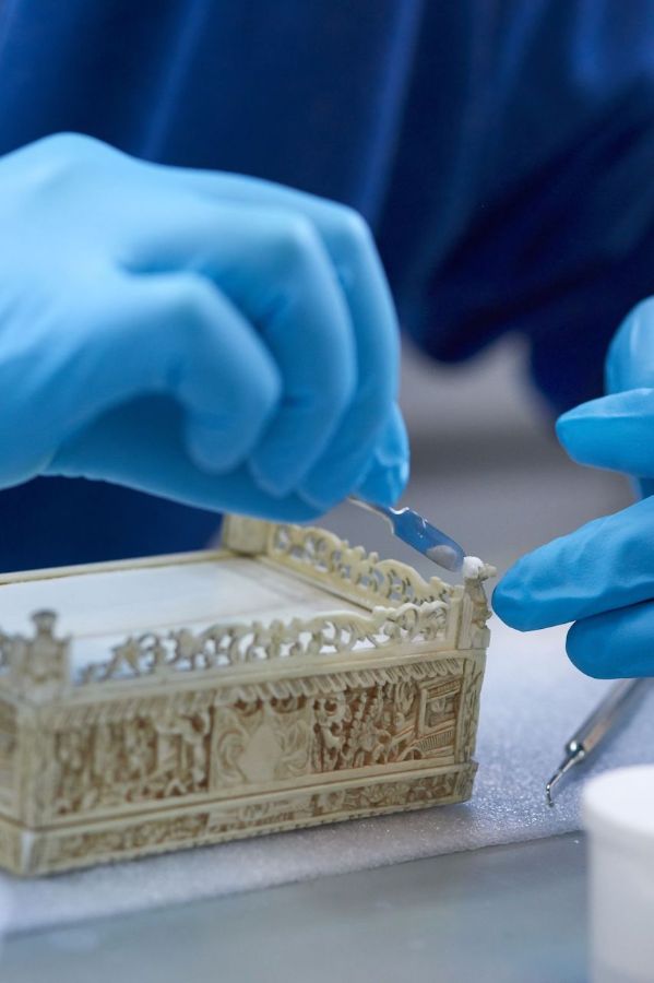 Feinarbeit bei der Restaurierung eines Elfenbeinkästchens